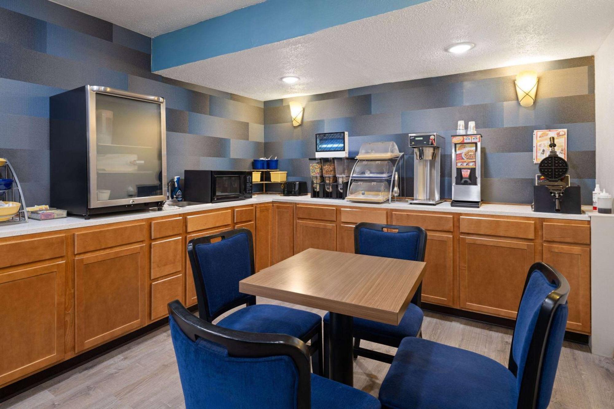 Days Inn & Suites By Wyndham Kokomo Ngoại thất bức ảnh
