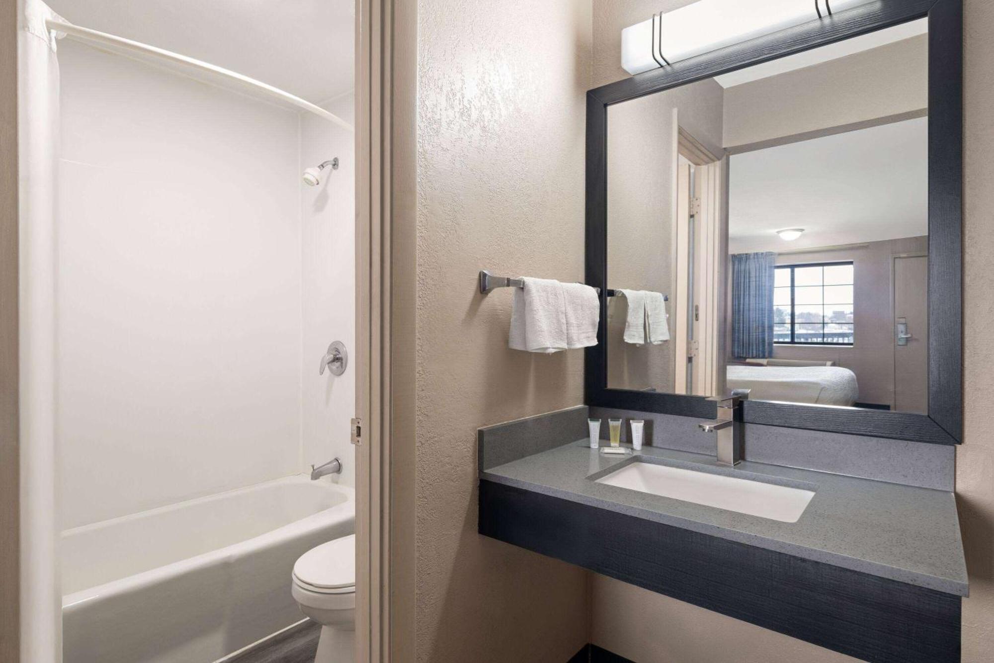 Days Inn & Suites By Wyndham Kokomo Ngoại thất bức ảnh
