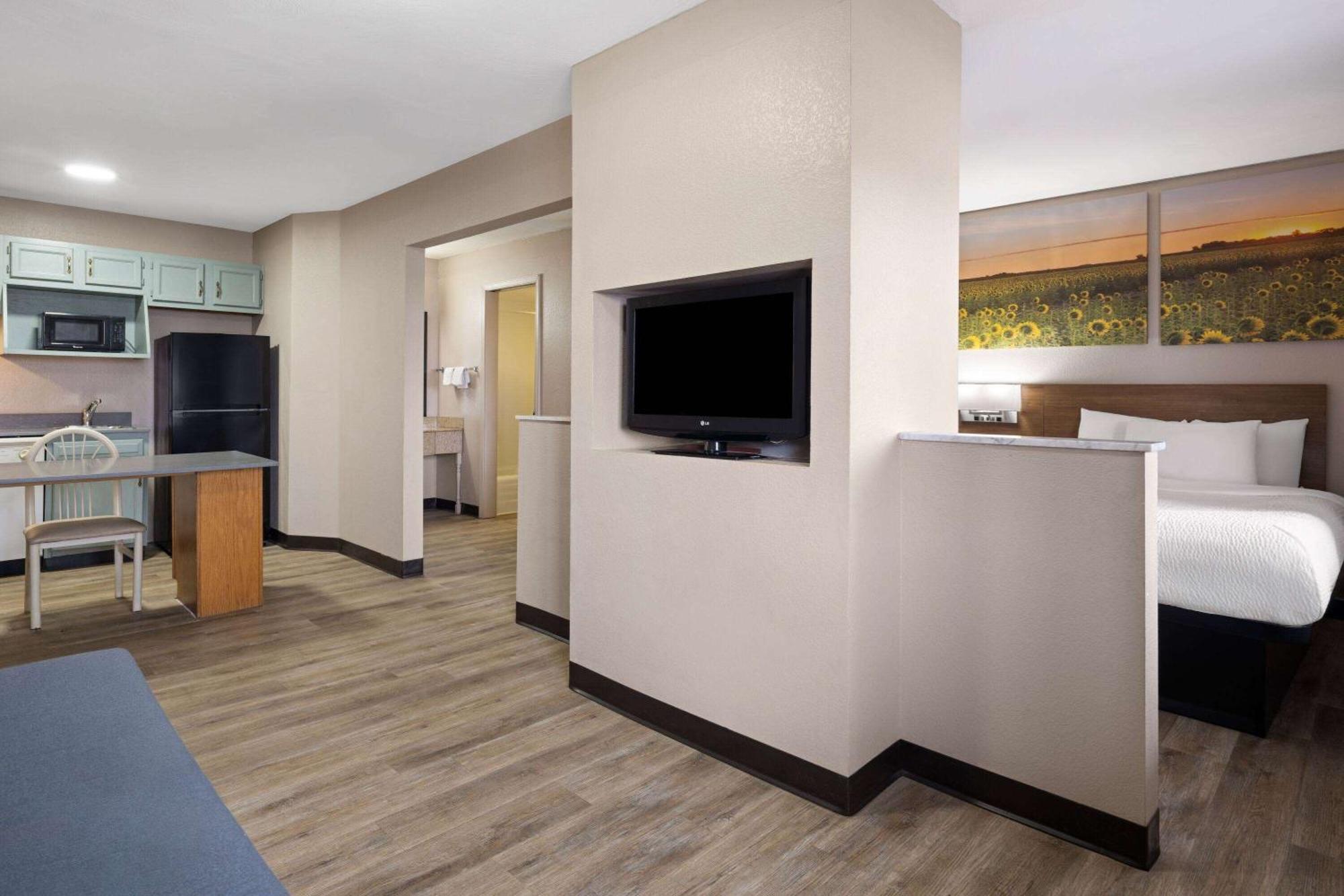 Days Inn & Suites By Wyndham Kokomo Ngoại thất bức ảnh